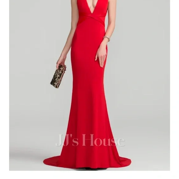 Elegant Green Backless Gown with Plunge Neckline for Cocktail - Picture 2 of 7